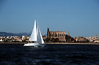 Segelboot vor der Kathedrale La Seu in Palma de Mallorca (Foto: Ditta U. Krebs)