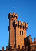 Mondaufgang �ber dem Turm des K�nigspalasts Almudaina in Palma de Mallorca (Foto Ditta U. Krebs)